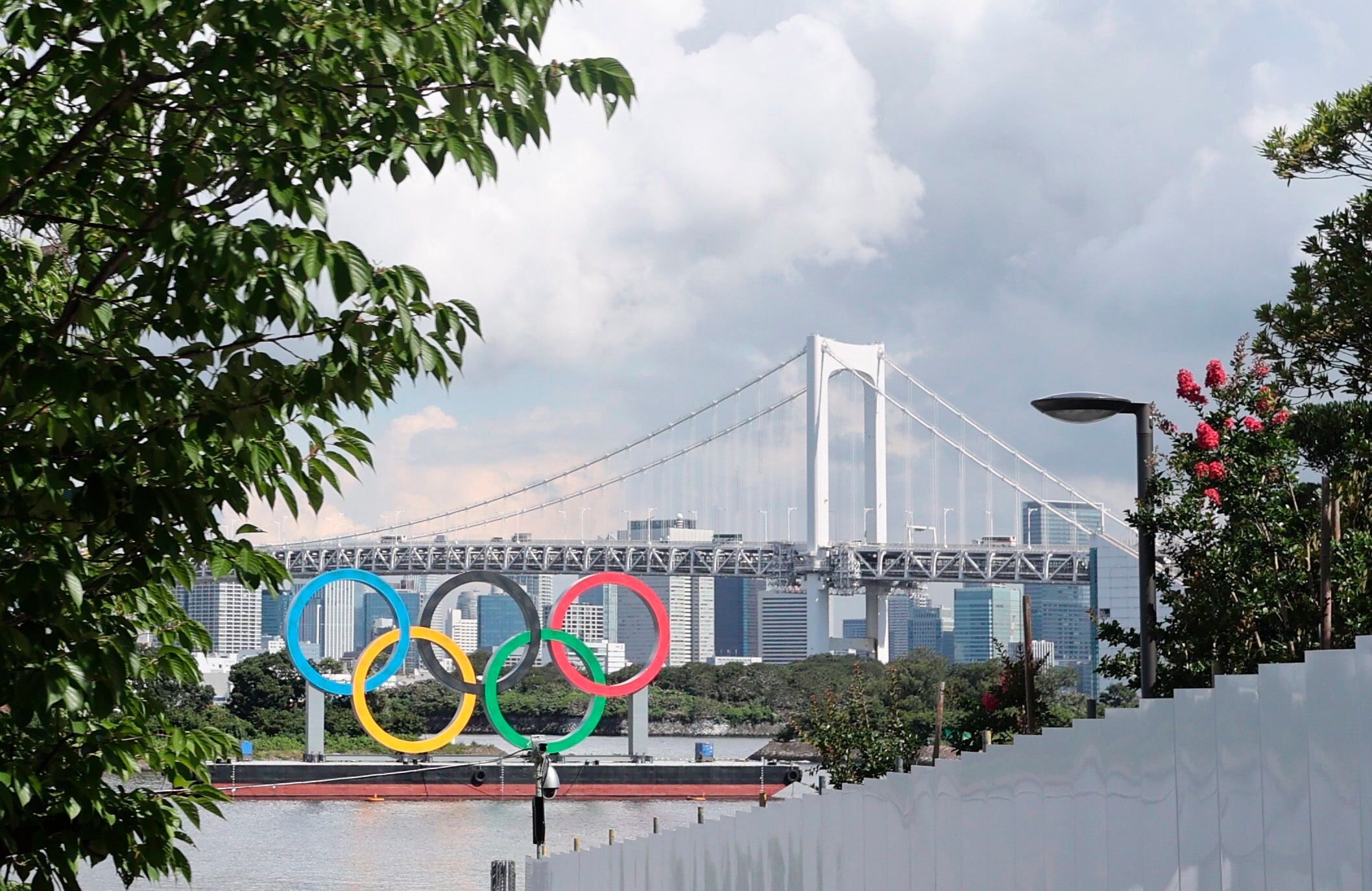 Vista de los anillos olímpicos en la zona costera de Odaiba, en la capital japonesa, con el Puente Arcoíris al fondo (EFE/EPA/YONHAP SOUTH KOREA OUT) 