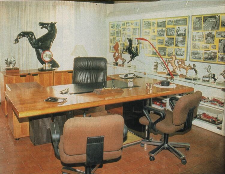 El despacho de Enzo Ferrari. con el cavallino rampante al fondo. (Archivo CORSA)