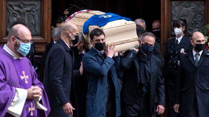 Italy's former football player Antonio Cabrini (R) and the son of Paolo Rossi, Alessandro Rossi (L), carry the coffin of the late Italian football player during his funeral at the Santa Maria Annunciata Cathedral in Vicenza, northeastern Italy, on December 12, 2020. - Former Italy's football player Paolo Rossi died on December 9, 2020 in Siena at the age of 64. (Photo by Marco Bertorello / AFP)