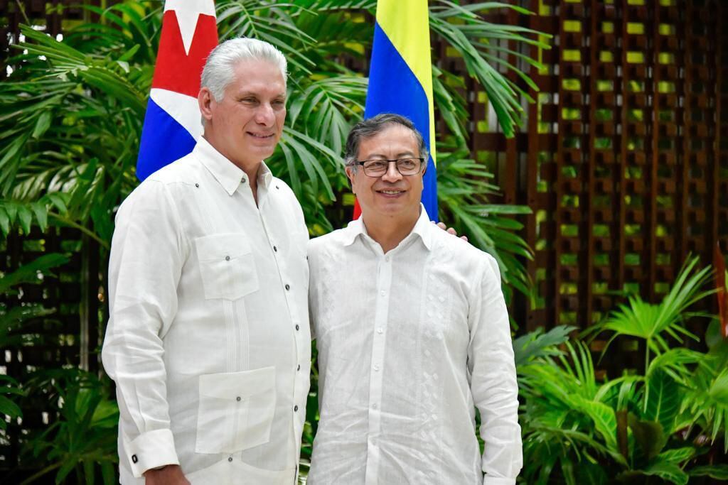 Dictador cubano Miguel Díaz Canal y Presidente colombiano Gustavo Petro, reunidos en Cuba tras la firma del cese al fuego con el ELN. Presidencia.