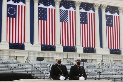 Integrantes de la Marina de los Estados Unidos en el frente oeste del Capitolio antes de la toma de posesión del presidente electo de los Estados Unidos, Joe Biden, en Washington, Estados Unidos, el 20 de enero de 2021. REUTERS / Brendan Mcdermid