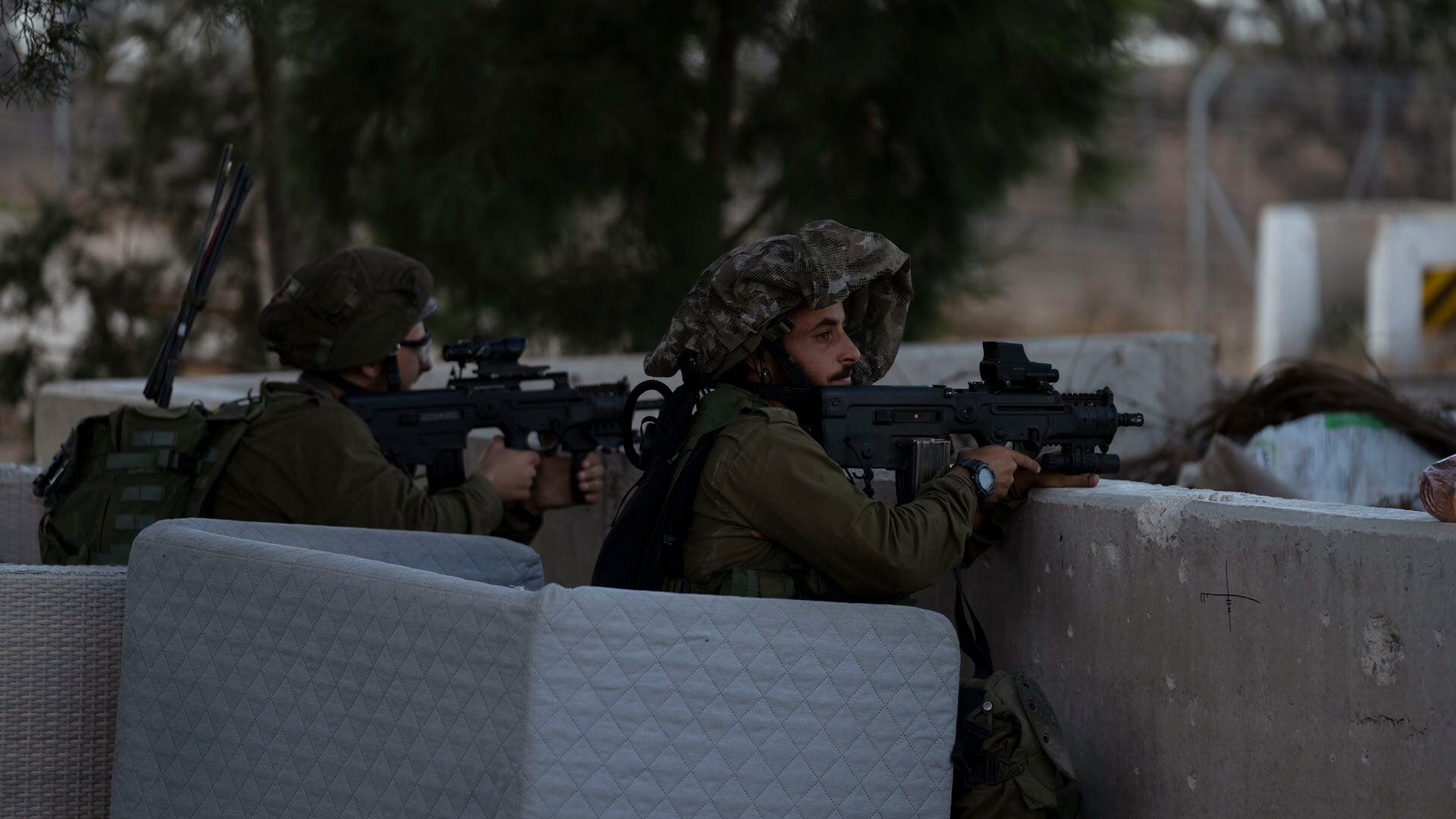 Soldados israelíes controlan la frontera con la Franja de Gaza, tras el ataque terrorista de Hamas