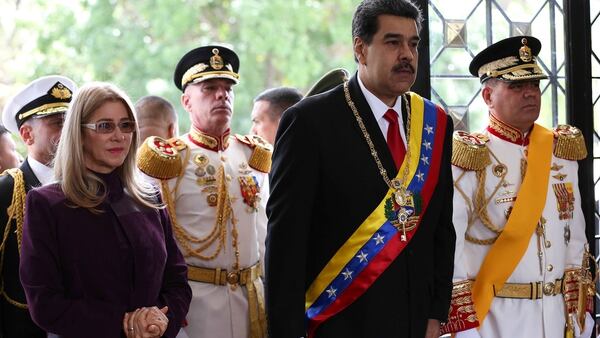 Maduro junto a Flores y el ministro de Defensa Vladimir Padrino López en el acto por el 208° aniversario de la Declaración de la Independencia de Venezuela, el 5 de julio pasado en Caracas. (Foto: Reuters)