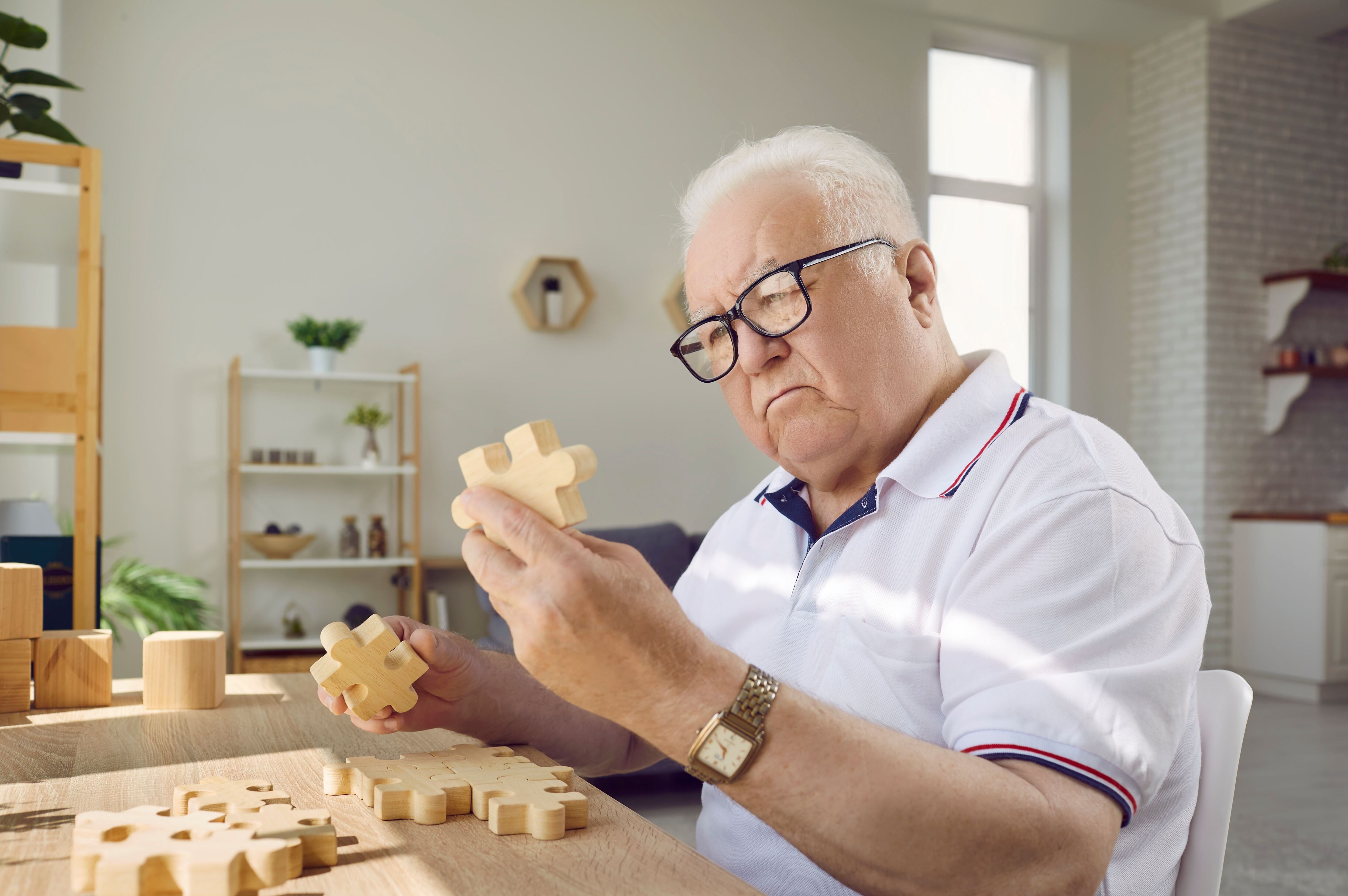 Un hombre haciendo un puzzle para ejercitar su memoria y retrasar el Alzheimer (Shutterstock)