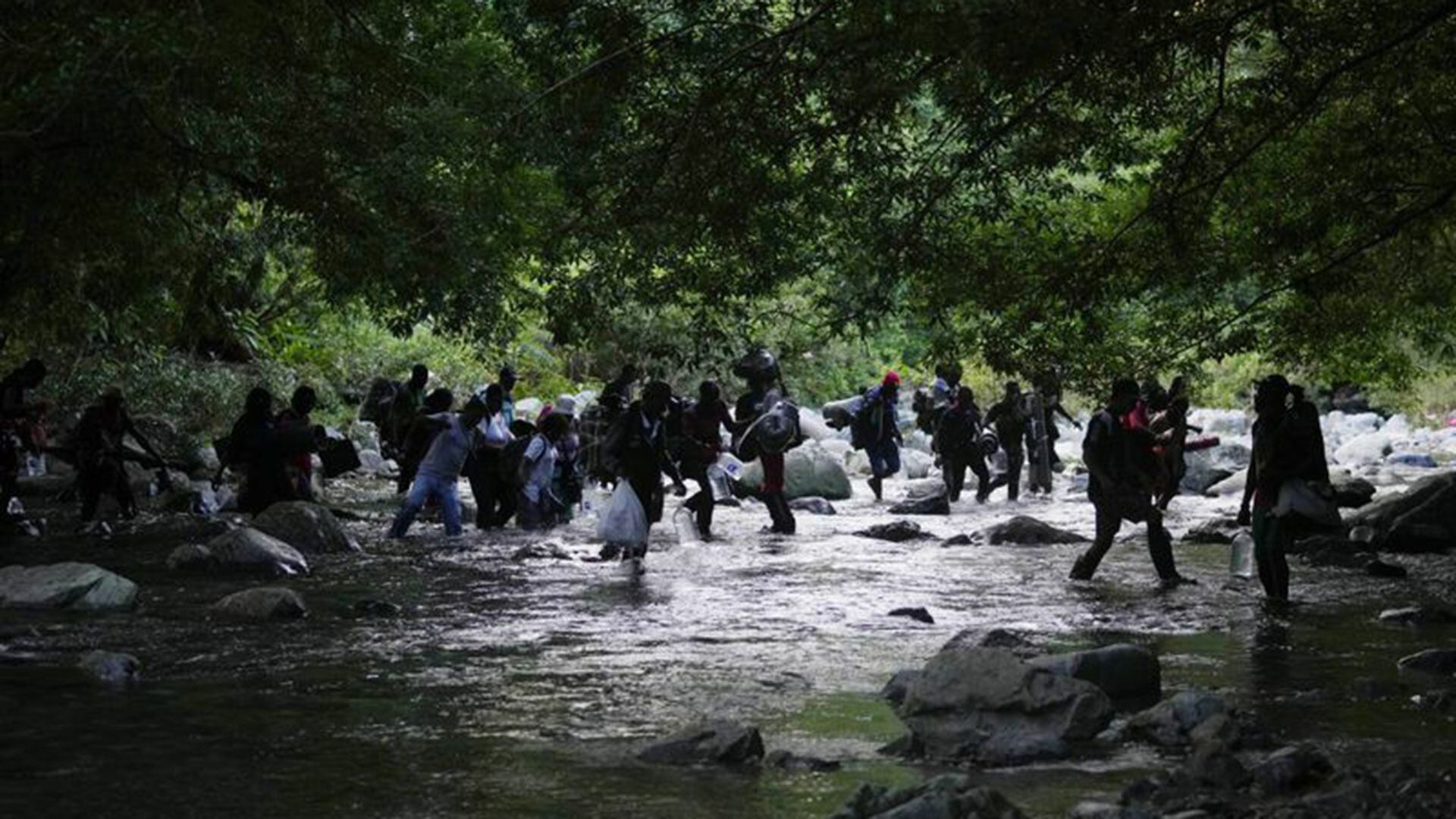 venezolanos cruzando el Tapón del Darién