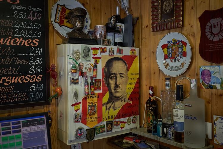Las decoraciones del Bar Oliva hacen alusión a Franco. (Samuel Aranda para The New York Times)