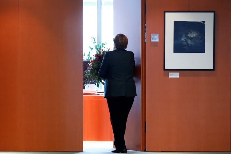 La Canciller Angela Merkel se va después de recibir las flores de San Valentín de la Asociación Central de Jardinería en la Cancillería de Berlín, el 11 de febrero de 2020 (REUTERS/Michele Tantussi)