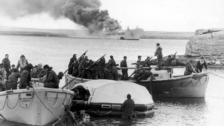 Los ingleses desembarcaban en la BahÃ­a cuando fueron atacados por las dos oleadas de cazas argentinos (@flaklands_utd)