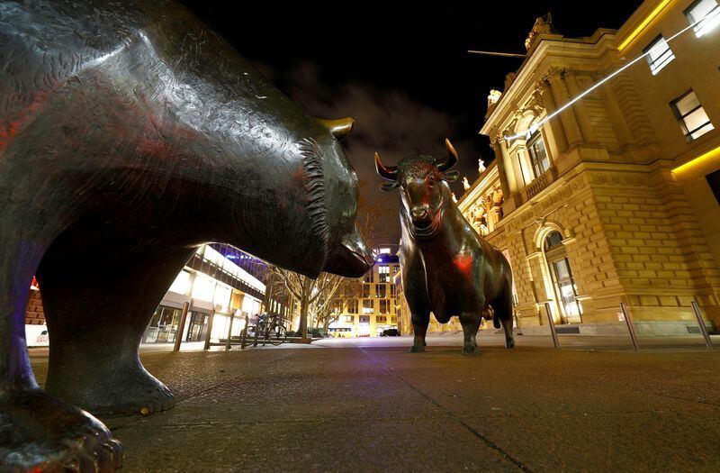 FOTO DE ARCHIVO: Los símbolos del toro y el oso frente a la bolsa de valores alemana (Deutsche Boerse) en Fráncfort, Alemania. 12 de febrero de 2019.  REUTERS/Kai Pfaffenbach