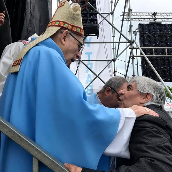 Hugo Moyano saluda al arzobispo Agustín Radrizzani luego de la misa realizada en Luján (NA)