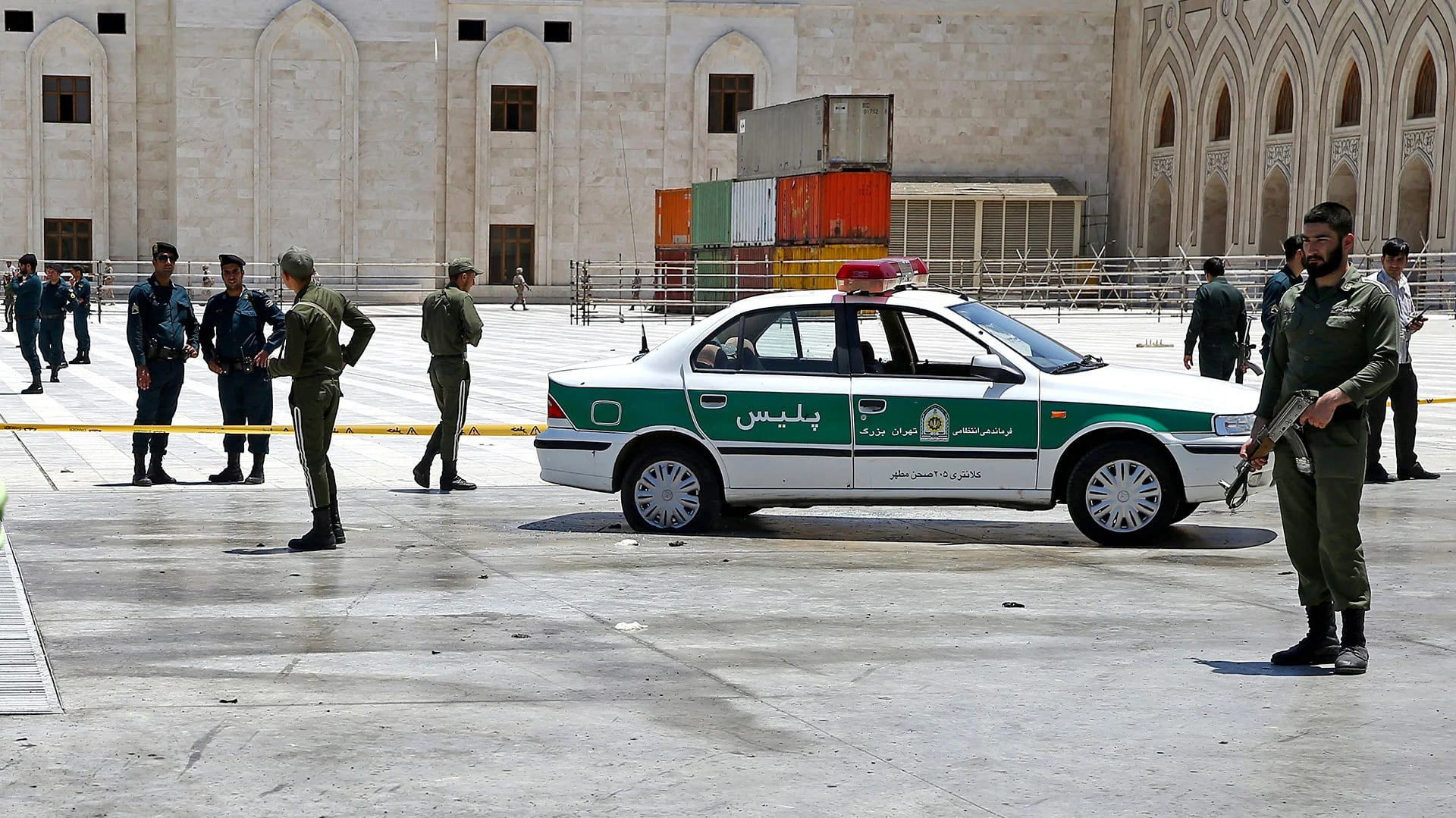 Oficiales de la policía controlan las cercanías del mausoleo del Ayatollah Khomeini (AP Photo/Ebrahim Noroozi)