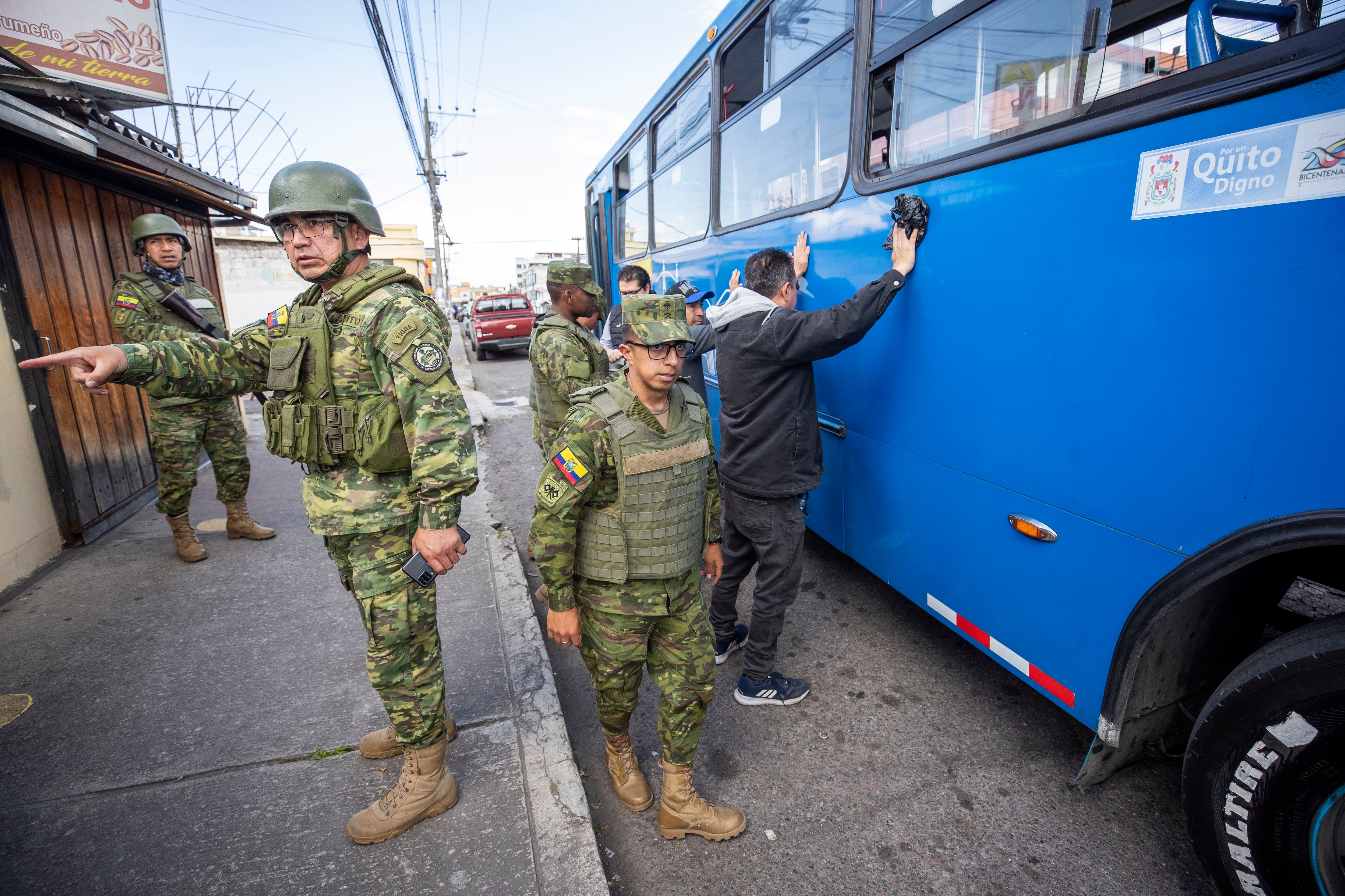 Militares ecuatorianos realizan control de armas y estupefacientes en una de las calles de Quito (EFE/José Jácome) 