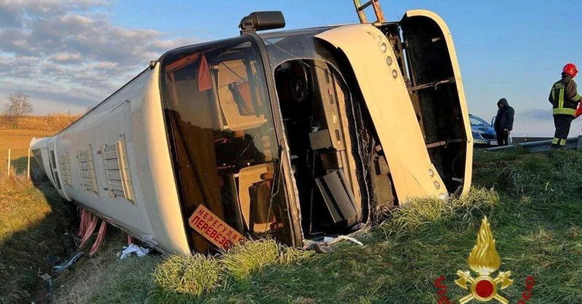 Bus with dozens of Ukrainians overturns in Italy, a woman dies