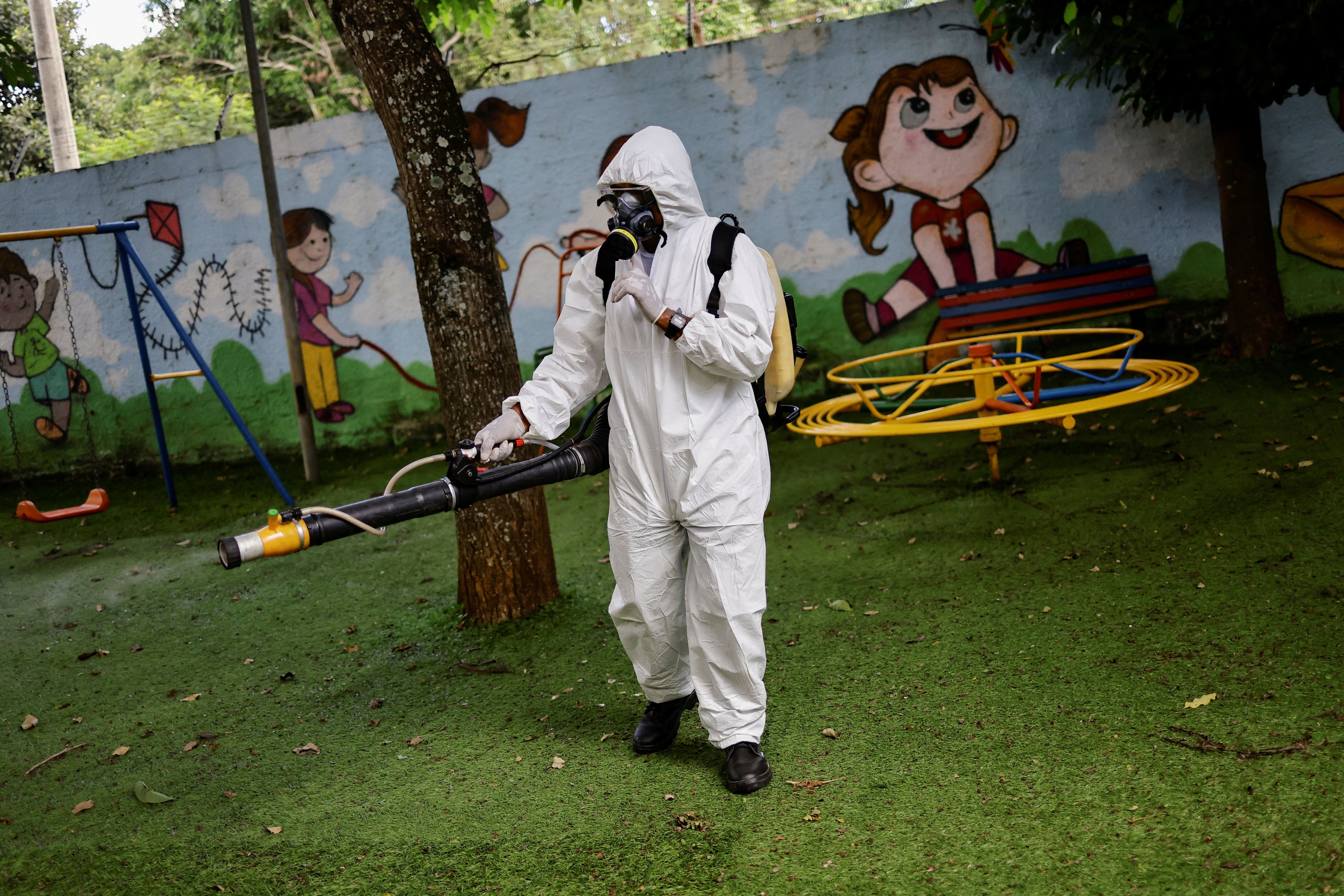 Un trabajador sanitario fumiga contra el mosquito portador del dengue en la escuela Nova Betania School, en Brasilia (REUTERS/Ueslei Marcelino)