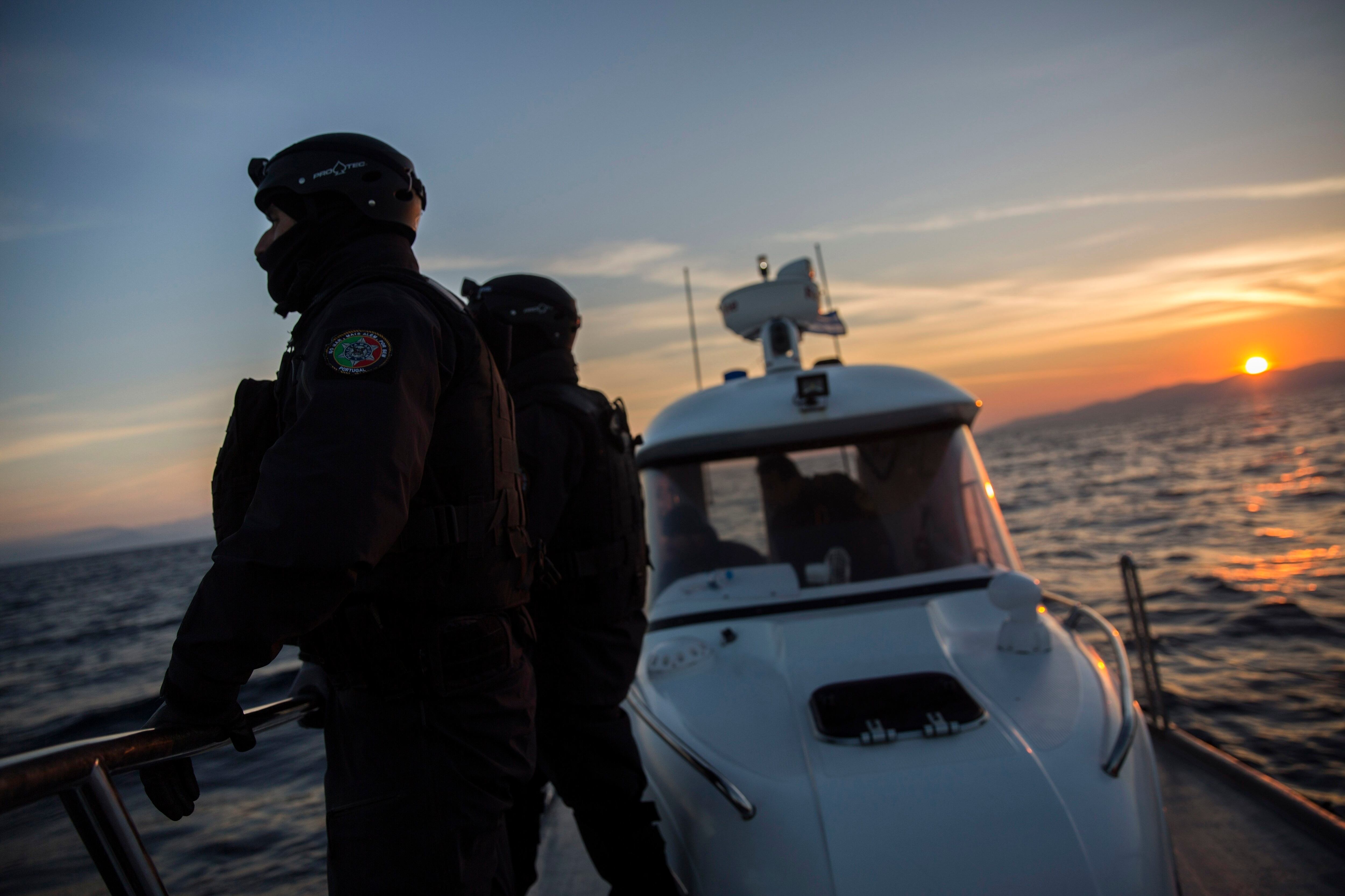 ARCHIVO - Integrantes de Frontex, la Agencia Europea de la Guardia de Fronteras y Costas, realiza patrullaje cerca de la isla griega de Lesbos, el 8 de diciembre de 2015. (AP Foto/Santi Palacios, archivo)