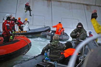 Los activistas, en plena misión, en el mar de Pechora, al noroeste de Rusia. (Greenpeace)