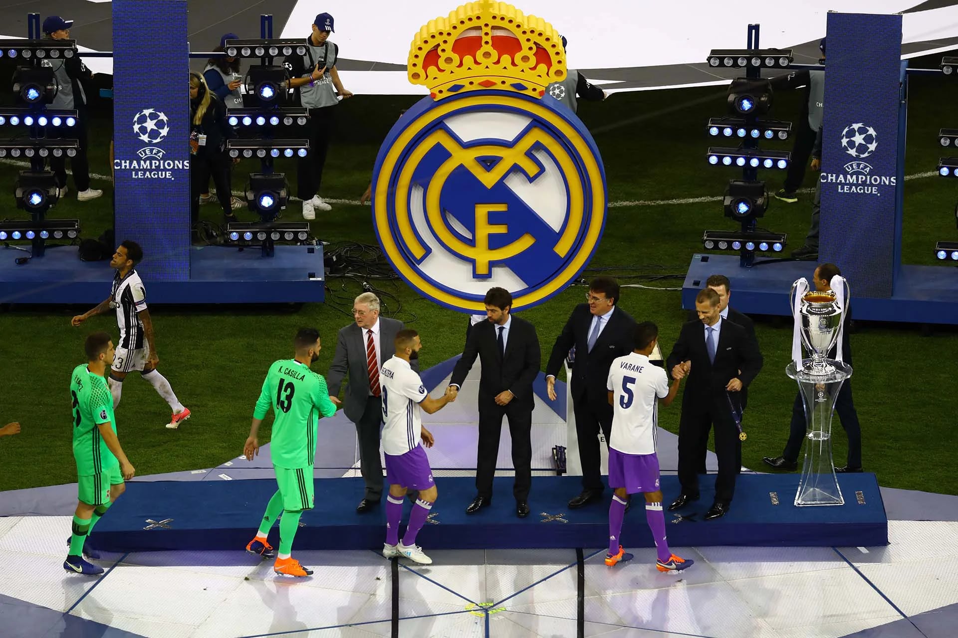 Real Madrid va a buscar las medallas tras ganar la Champions