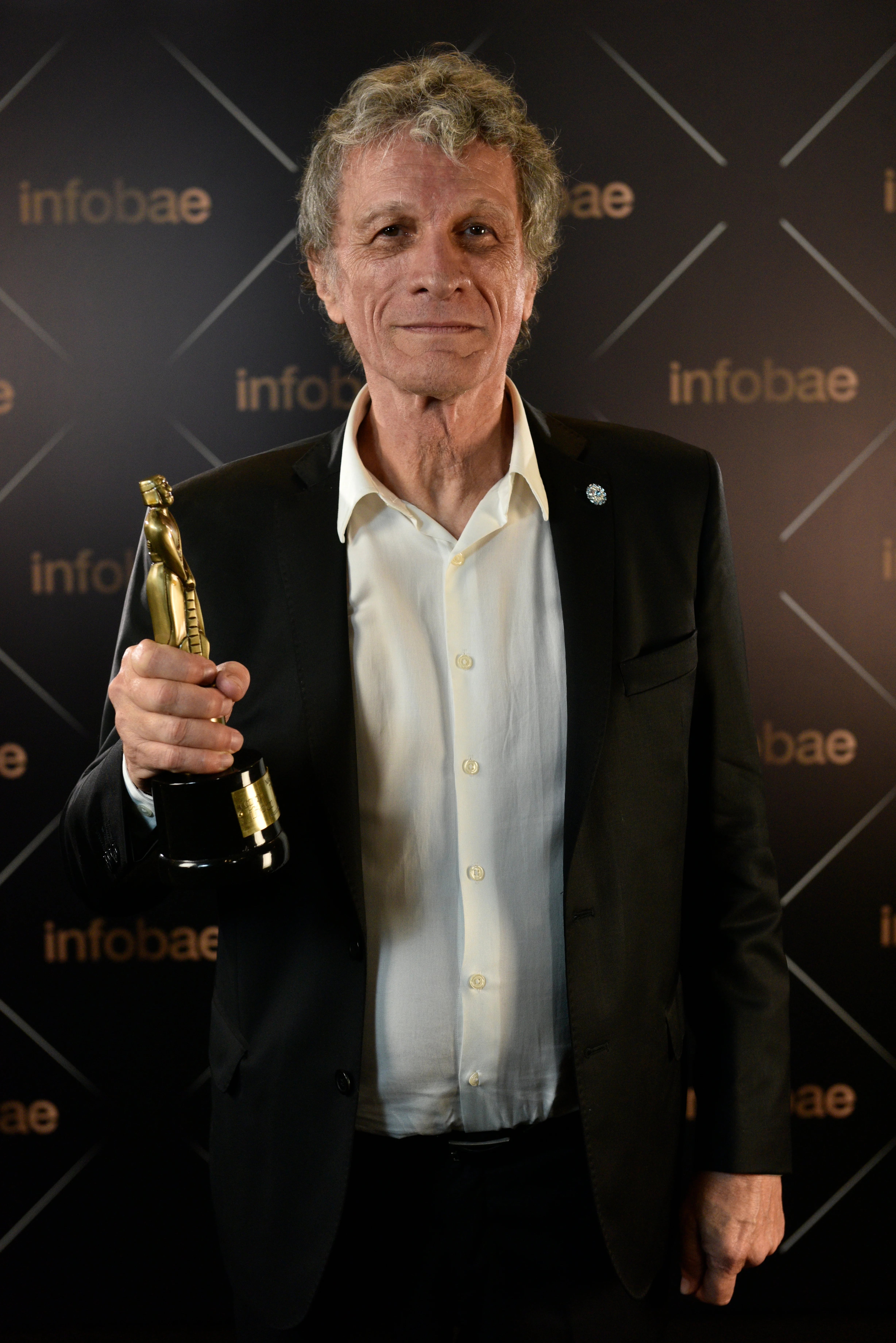 Daniel Fanego con el premio Martín Fierro de Actor de Reparto (Adrián Escandar)