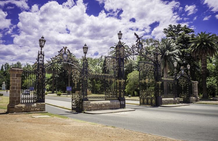 Con imponentes rejas y un verde que lo rodea, es el más antiguo e imponente de la ciudad (Shutterstock)