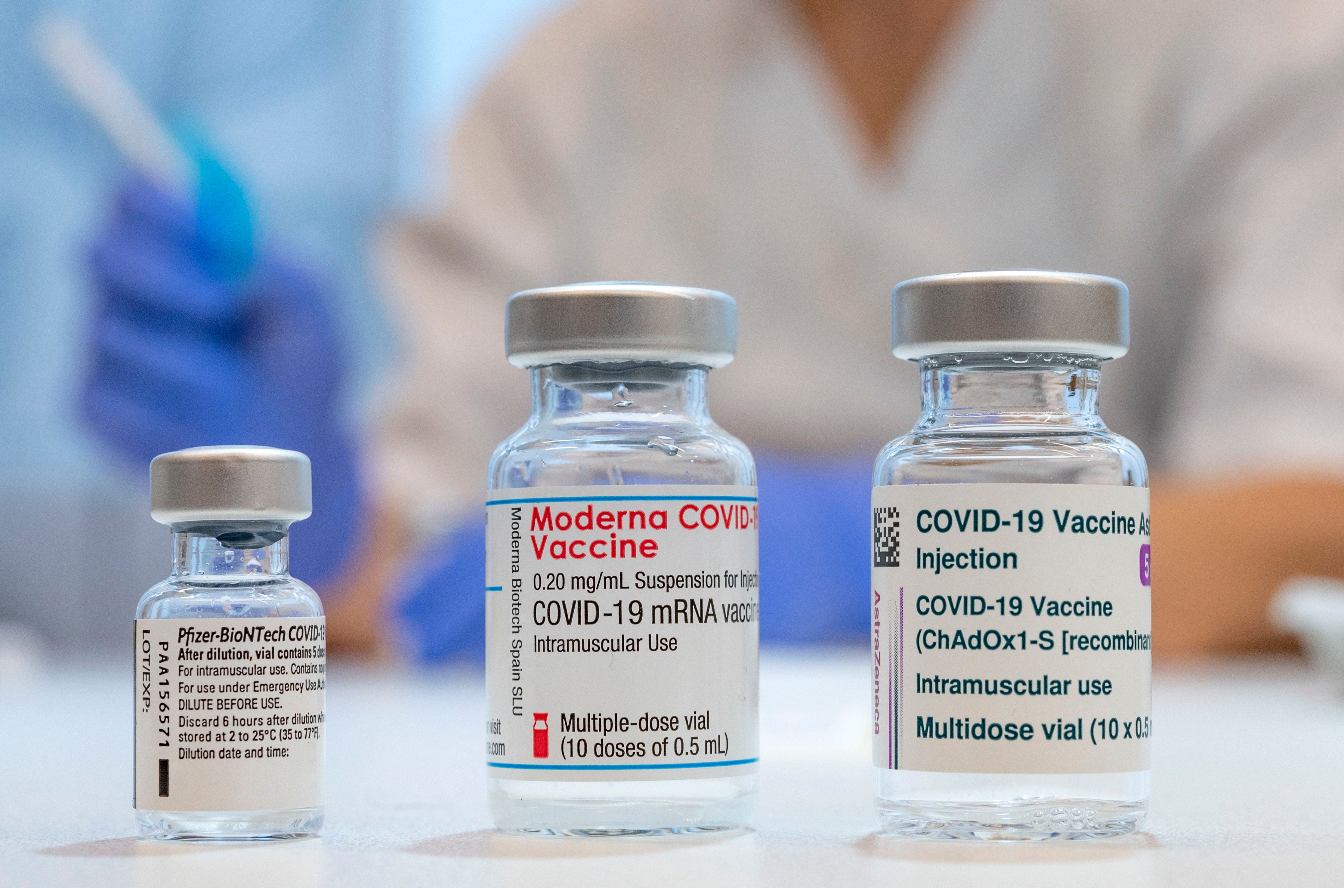 Dosis de las vacunas de Pfizer-BioNTech, Moderna y AstraZeneca, tres de los fabricantes que ya están evaluando la eficacias de sus fórmulas contra la nueva vacuna (Foto: EFE)