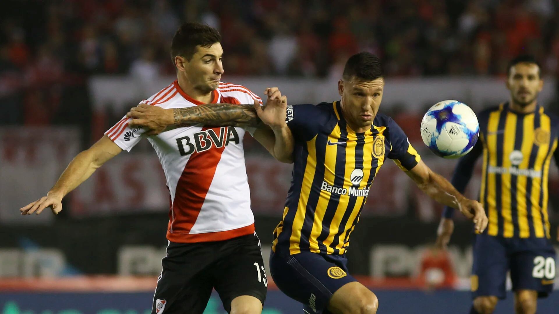 Alario no tuvo una buena noche ante Rosario Central (NA)