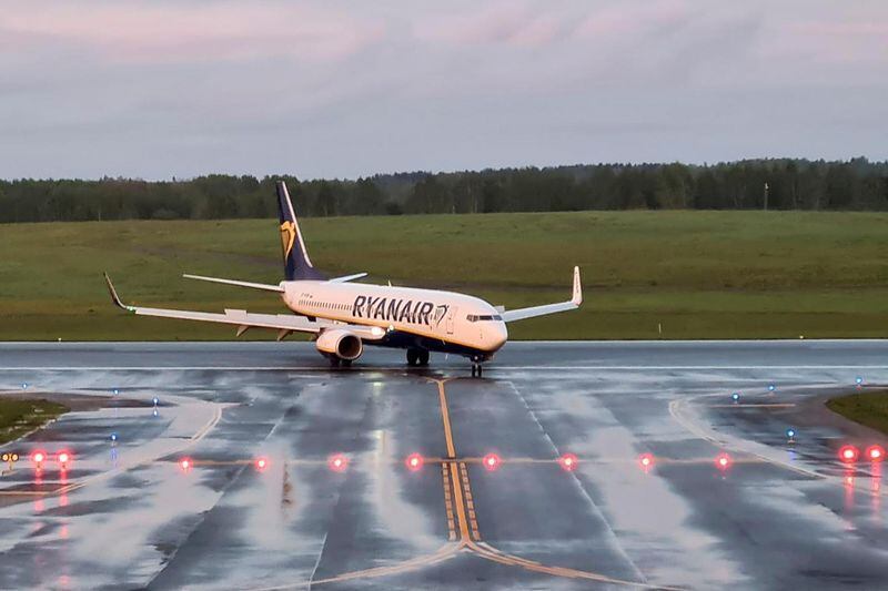 FOTO DE ARCHIVO: Un avión de Ryanair, que fue desviado a Bielorrusia, aterriza en el aeropuerto de Vilna, en Vilna, Lituania, 23 de mayo de 2021. REUTERS/Andrius Sytas