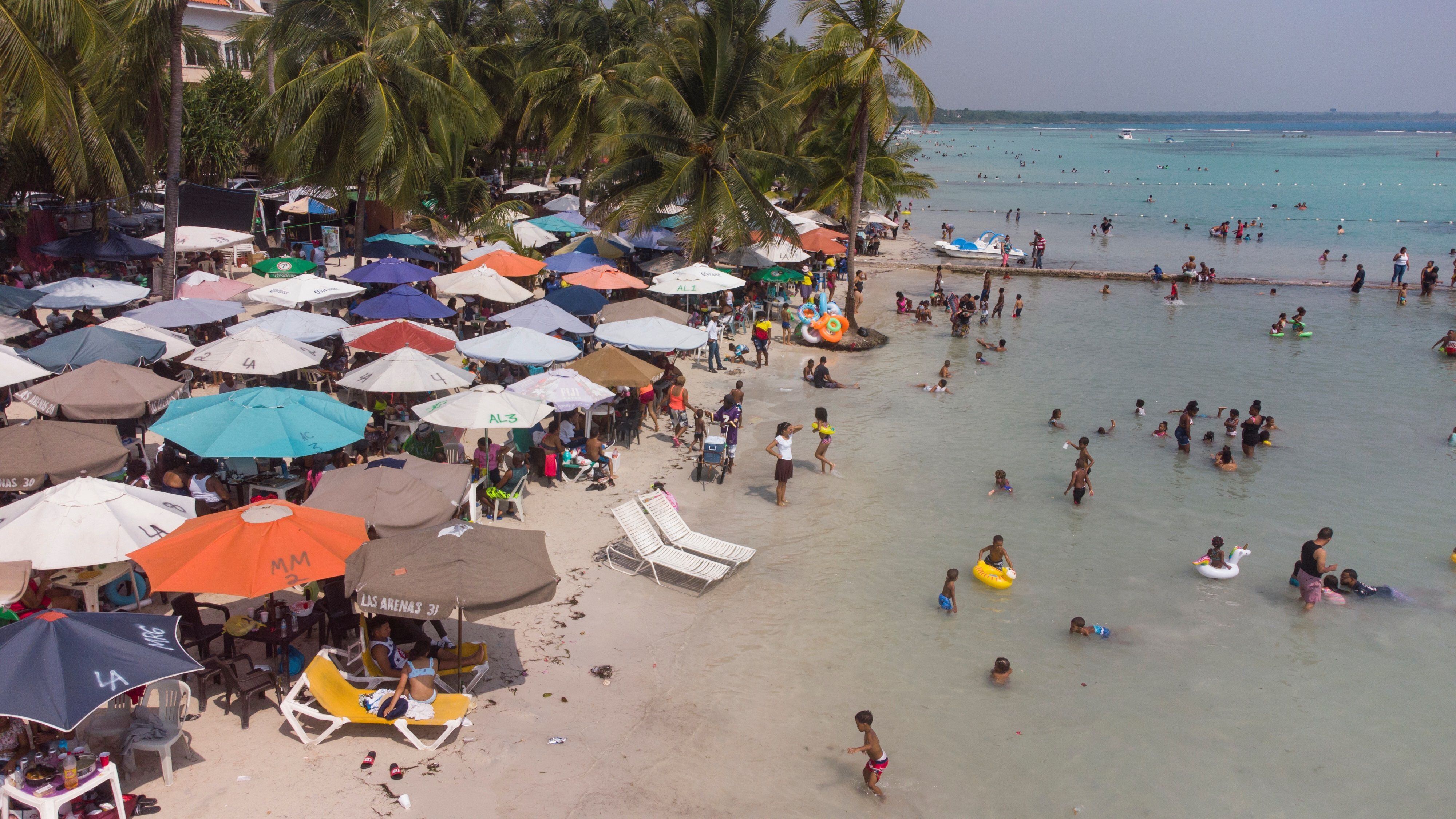 Personas disfrutan de la playa en Boca Chica (República Dominicana), en una fotografía de archivo. EFE/Orlando Barría