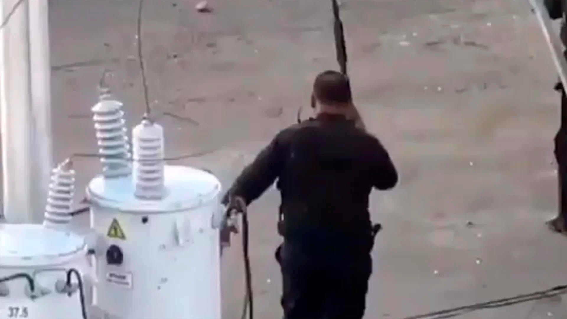 Los guardias chavistas disparan las bombas lacrimógenas contra el cuerpo de los manifestantes