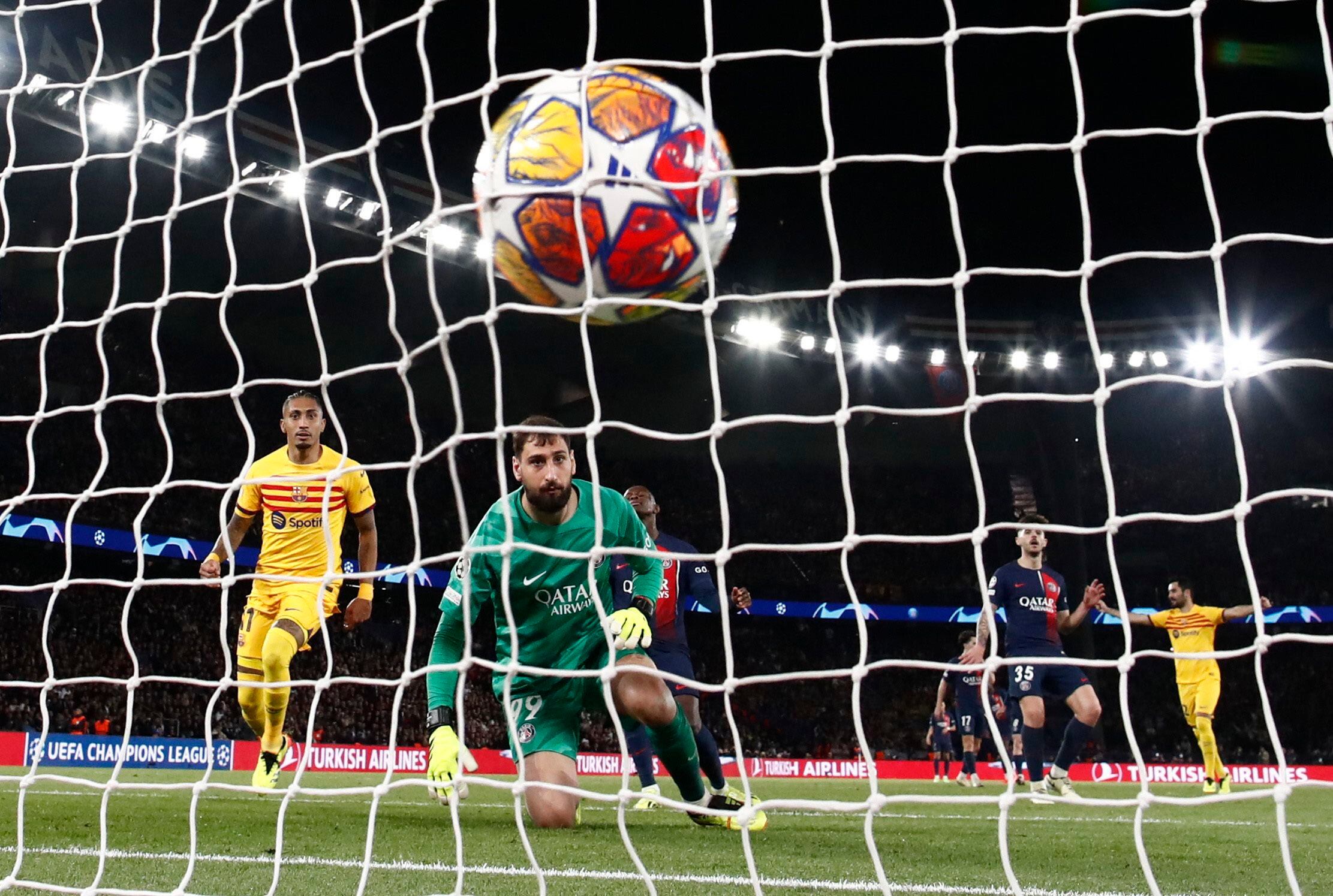 Raphina anota el segundo gol del FC Barcelona en el partido de ida de los cuartos de final de la Champions League (REUTERS/Sarah Meyssonnier)