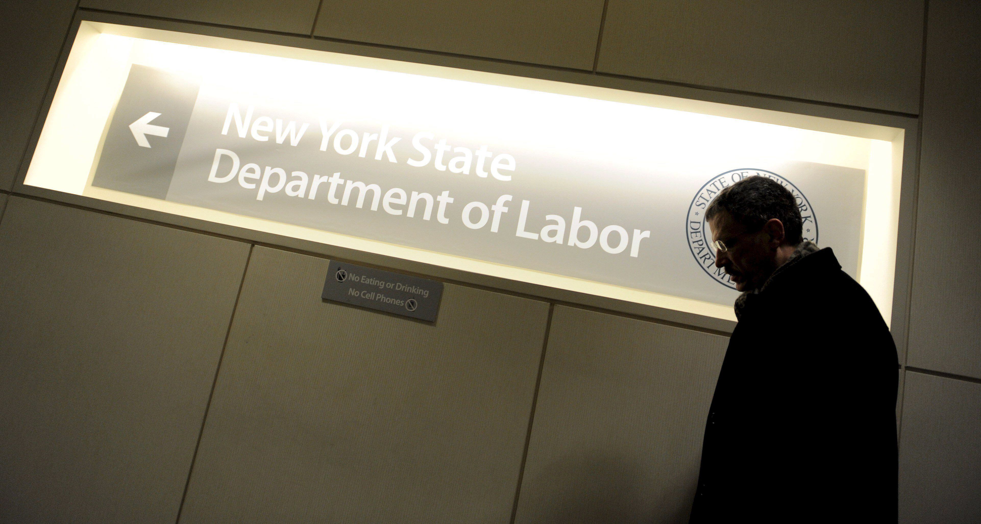 Un hombre pasa ante un letrero en una oficina del Departamento de Trabajo de Nueva York, Estados Unidos (EFE/Justin Lane/Archivo)