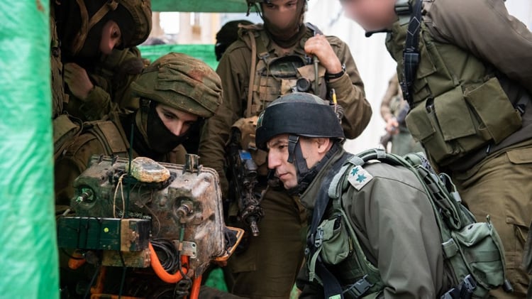 El momento en el que las tropas israelÃ­es descubren un tÃºnel (Twitter: @IDF)