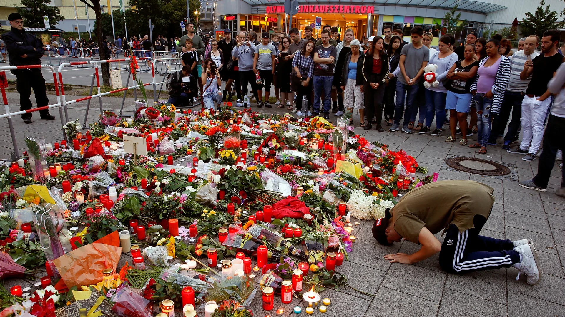 Flores y velas en homenaje a las víctimas de la matanza (Reuters)