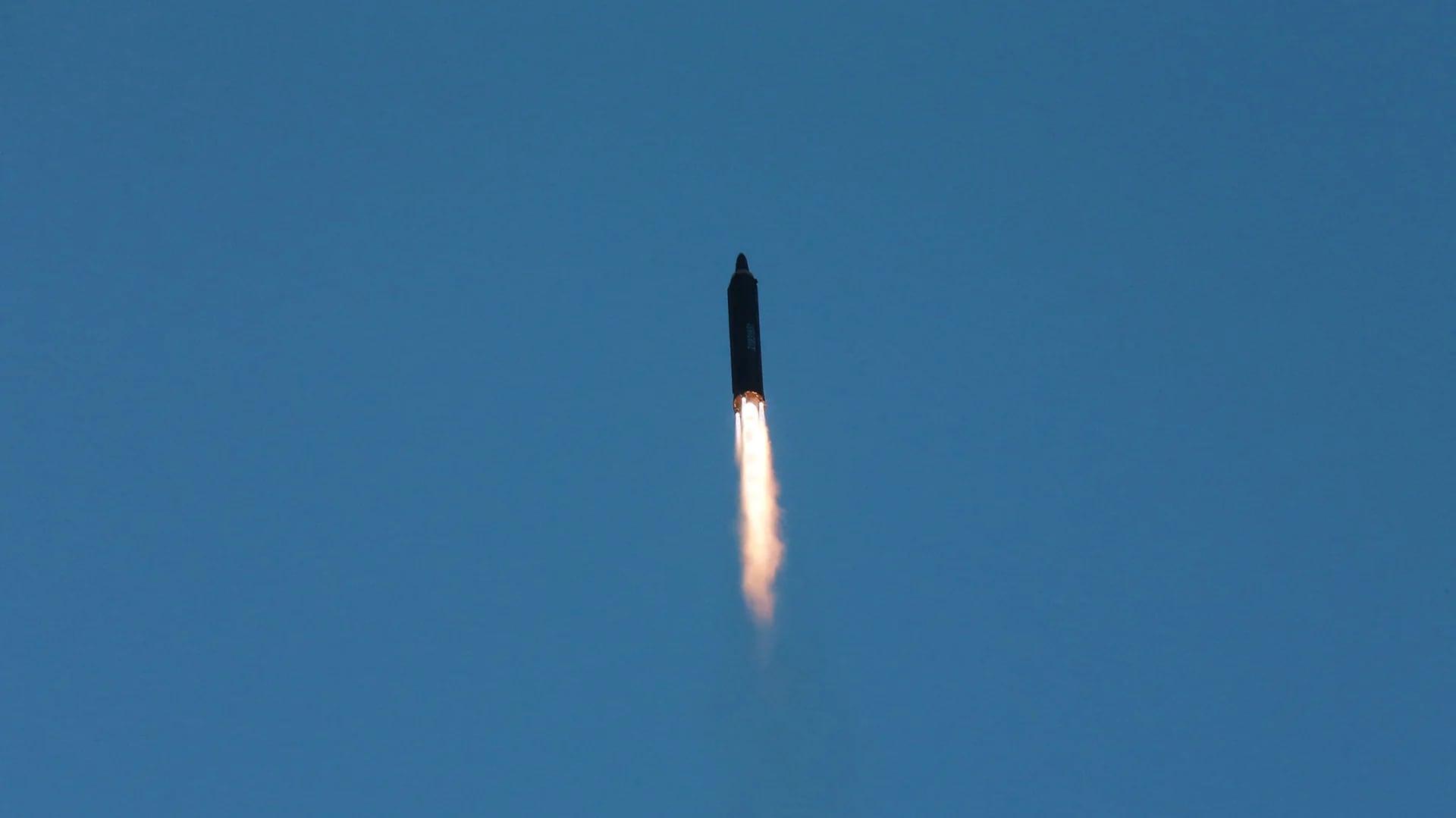 Foto del misil de largo alcance Hwasong-12, lanzado por el régimen norcoreano la semana pasada. (Archivo)