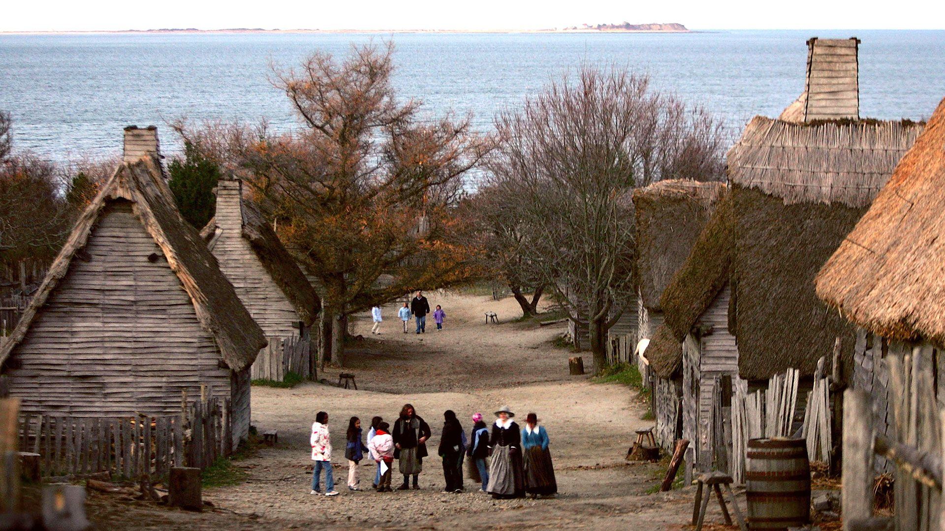 La aldea que recrea en Plymouth a la que construyeron los peregrinos llegados en el Mayflower. Es una atracción turística donde actores se visten como en el siglo XVII (Photo by Joe Raedle/Getty Images)
