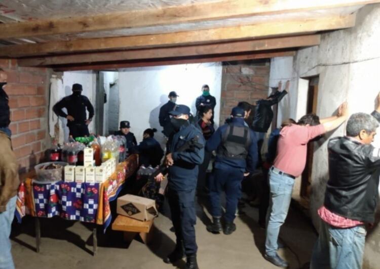 Imágenes de la detención del intendente el pasado viernes durante la realización de un asado en plena cuarentena (Policía de San Luis)
