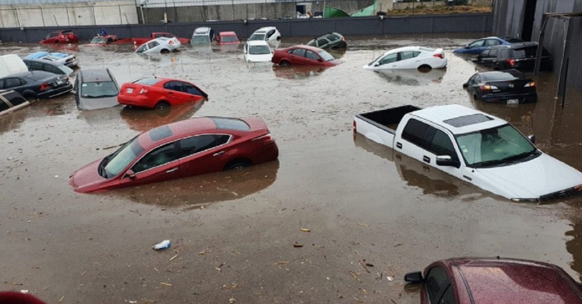 The shocking images of the floods in Metepec: cars floating in a parking lot, and streets turned into canals