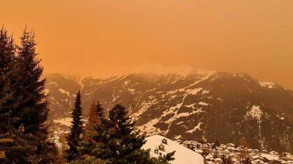 El cielo se tiñó de amarillo en los Alpes