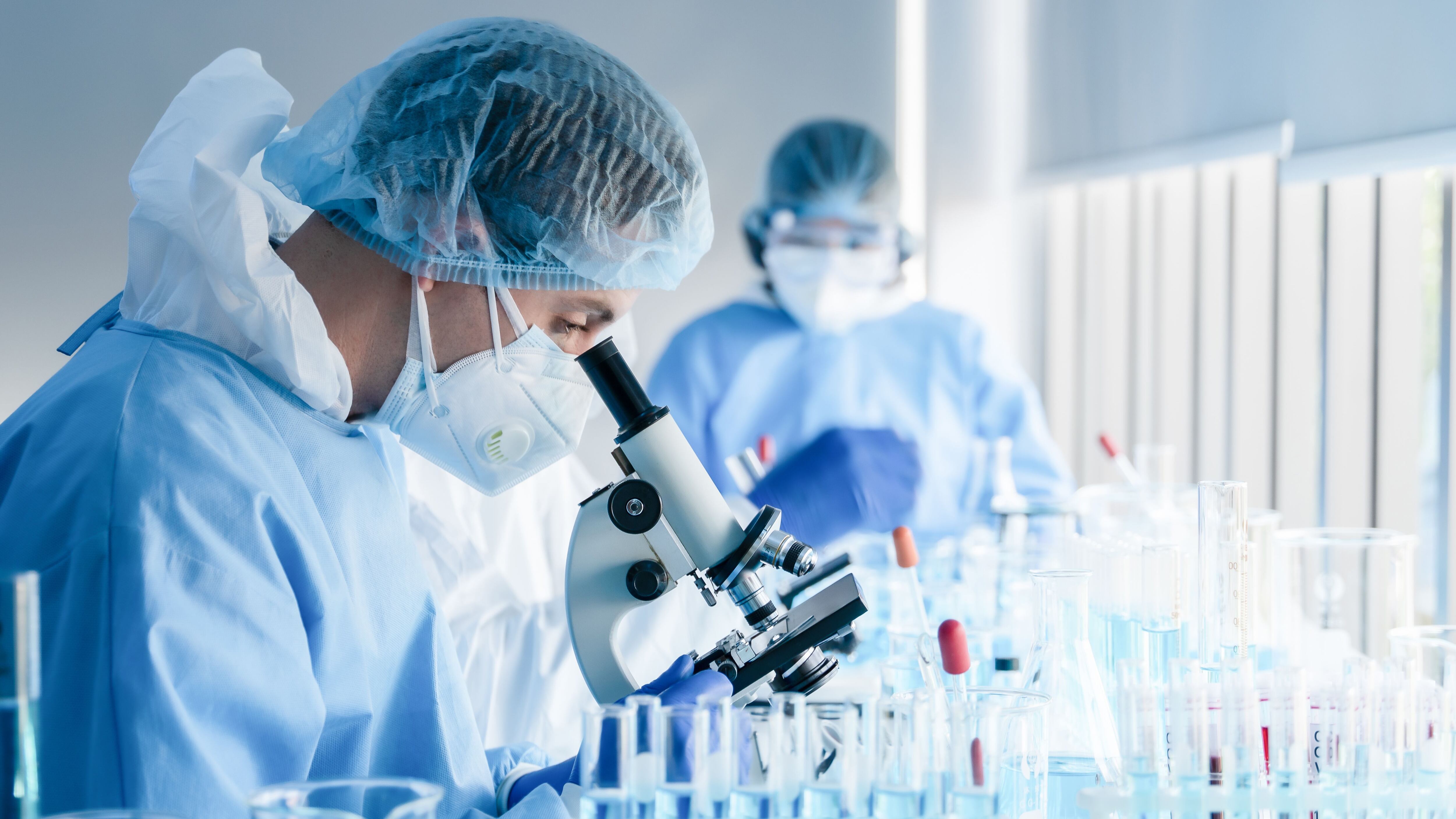 Científicos investigando en un laboratorio (Shutterstock)