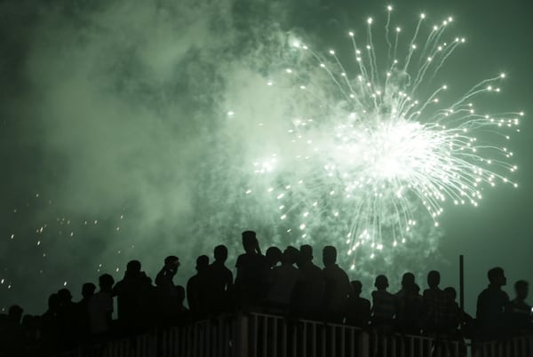 La gente ve los fuegos artificiales durante las celebraciones de Año Nuevo en Colombo, Sri Lanka (REUTERS/Dinuka Liyanawatte)