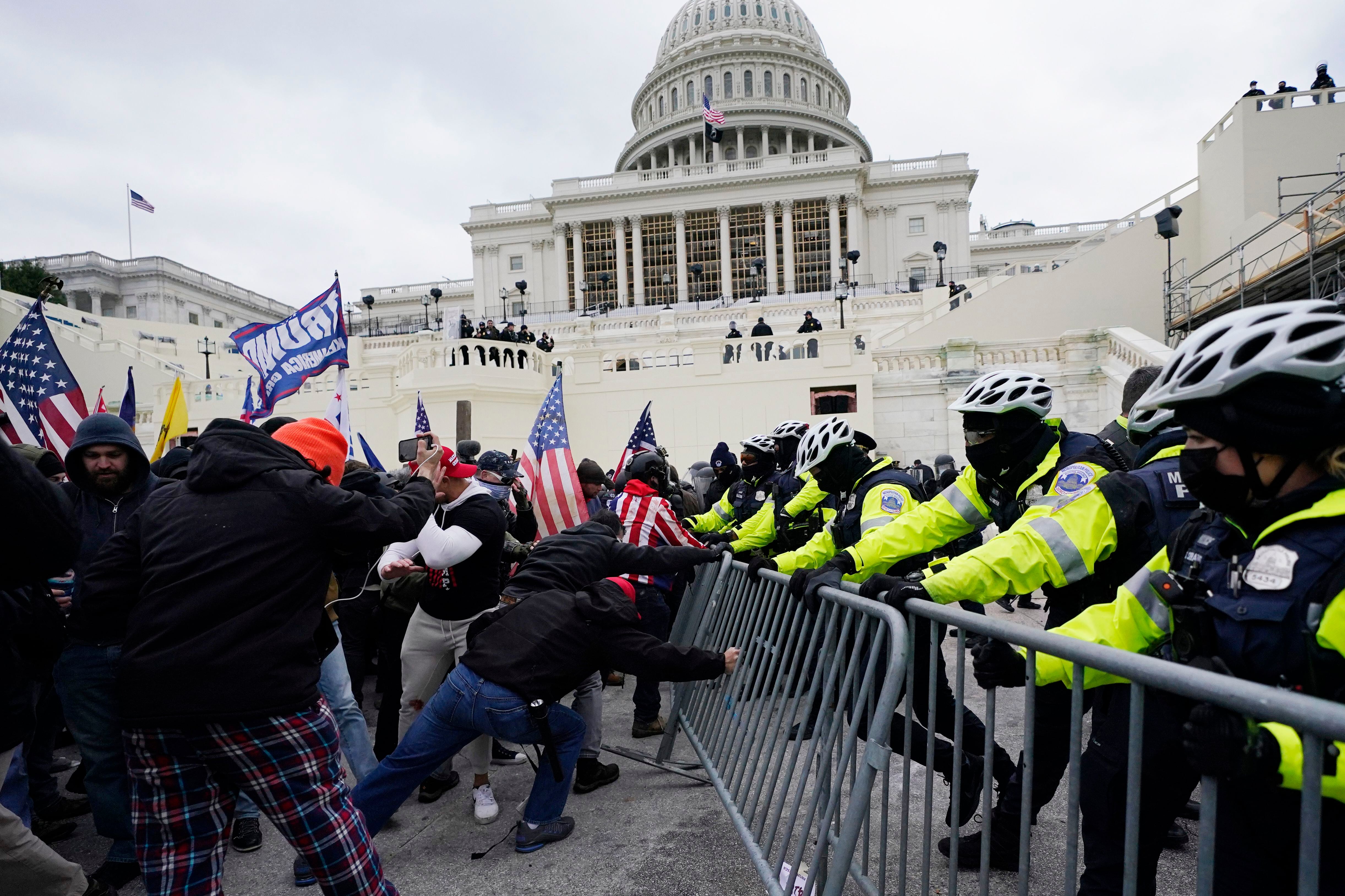 Vista del asalto al Capitolio estadounidense en Washington el 6 de enero de 2021 (Foto AP/Julio Cortez)