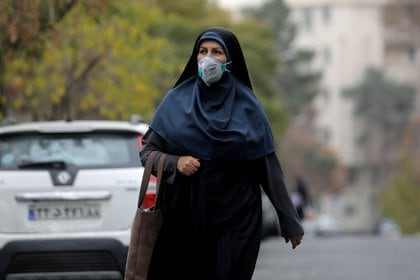 A pesar de que las mujeres constituyen la mayoría de los trabajadores de primera línea, existe una representación desproporcionada e inadecuada de mujeres en los espacios de políticas nacionales y globales de COVID-19 (REUTERS)