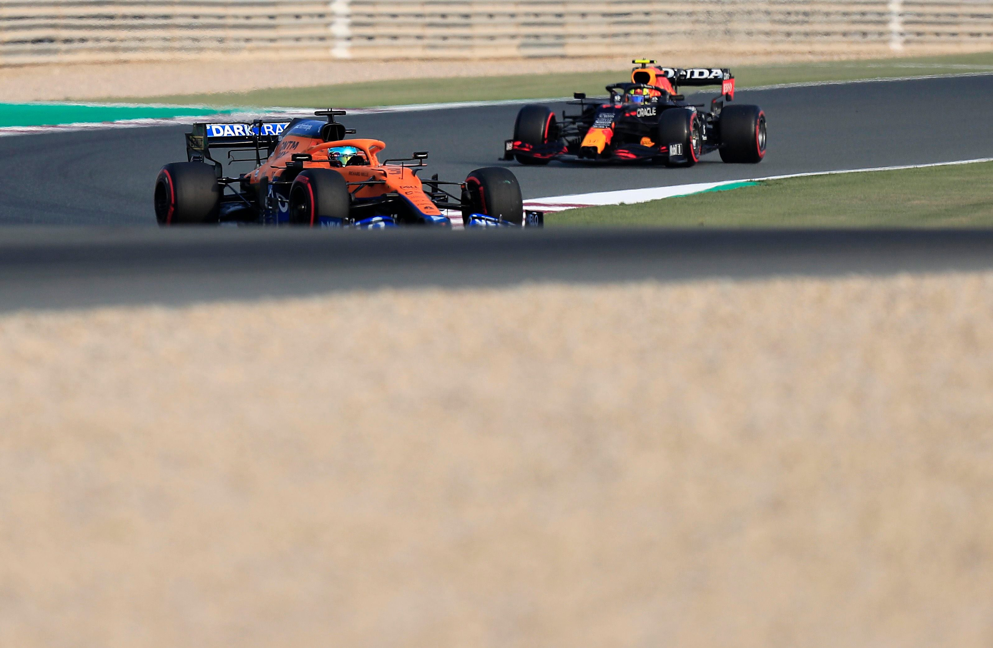 Daniel Ricciardo de McLaren y Sergio Pérez de Red Bull Racing. Foto: REUTERS/Thaier Al-Sudani