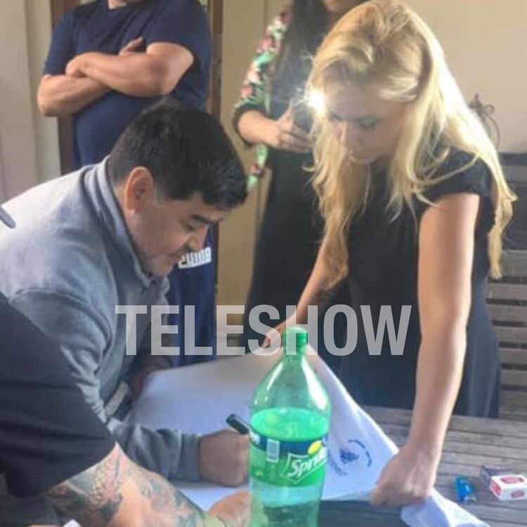 Maradona estampa su clÃÂ¡sica firma -Ã¢â¬ÅDiego (10)Ã¢â¬Â- sorbe una remera que extiende VerÃÂ³nica Ojeda