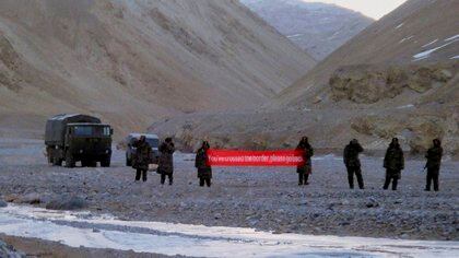 Tropas chinas en Ladakh, en la zona fronteriza con India, en una foto de 2013 (AP)