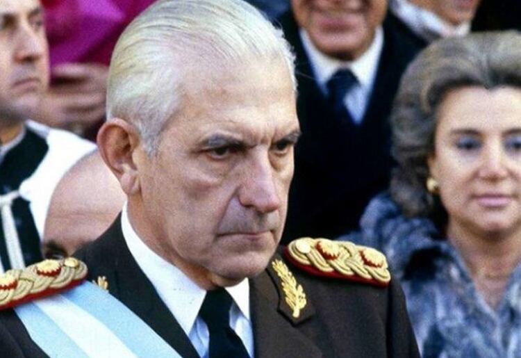 El nombramiento de Reynaldo Bignone fracturÃ³ la junta militar. El que serÃ­a el Ãºltimo dictador fijÃ³Â las eleccionesÂ enÂ octubre de 1983.