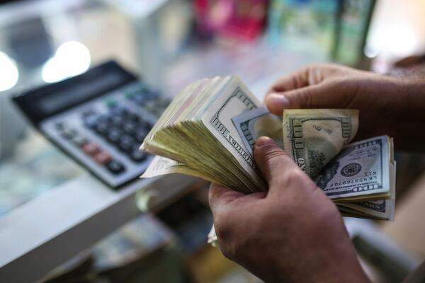 Desde septiembre, las compras de individuos no puen superar los USD 10.000 muensuales.