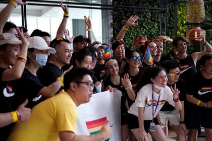 Los participantes participan en una carrera del orgullo durante el festival del Orgullo de Shanghai, en Shanghai, luego del brote de la enfermedad por coronavirus (COVID-19), China, 14 de junio de 2020. REUTERS / Aly Song
