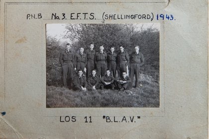 Coggan con otros miembros de la RAF que llevaban la insignia B.L.A.V. "British Latin American Volunteers"