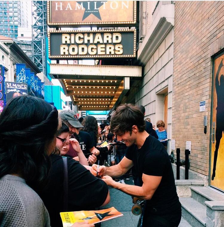 Thayne Jasperson firmando autógrafos en la puerta del teatro (Instagram)
