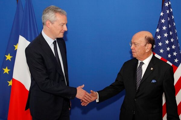 El ministro de Finanzas francés, Bruno Le Maire, estrecha la mano del secretario de Comercio estadounidense, Wilbur Ross. Las negociaciones se intensifican pero no han llegado a buen puerto (Reuters)